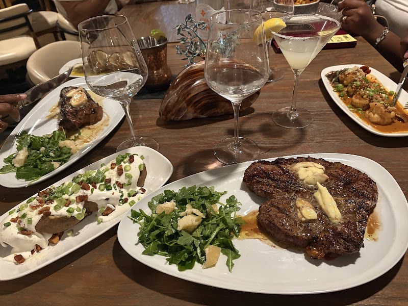 Oliva Steakhouse Cleveland atmosphere