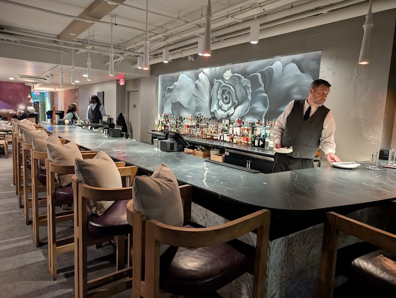 Oliva Steakhouse Cleveland atmosphere