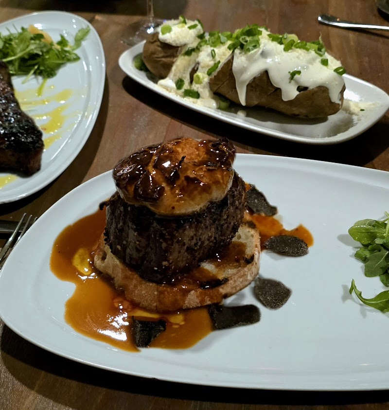 Oliva Steakhouse Cleveland atmosphere