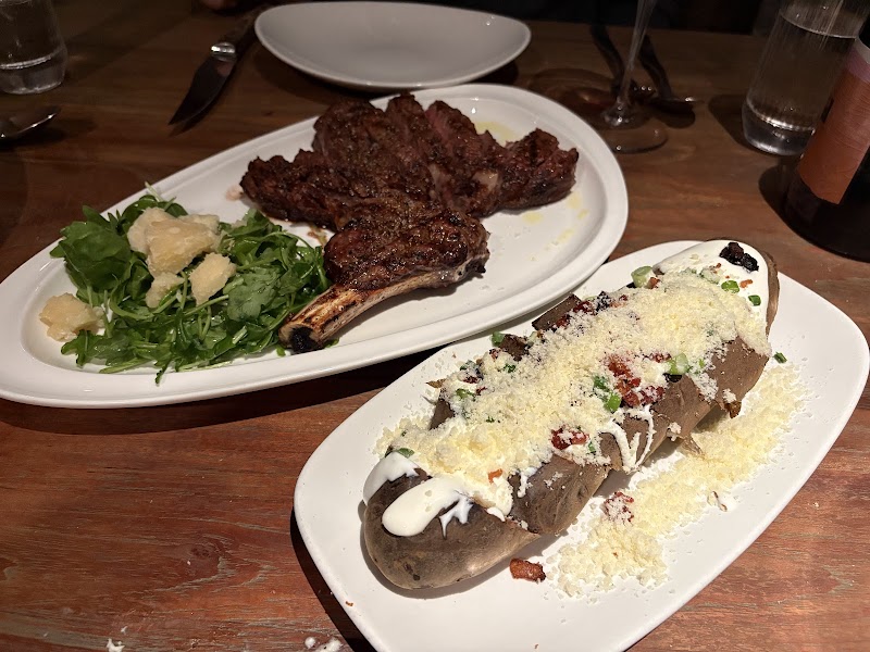 Oliva Steakhouse Cleveland atmosphere