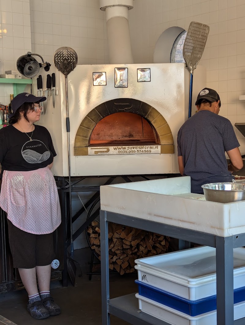 Harlow's Pizza Cleveland atmosphere