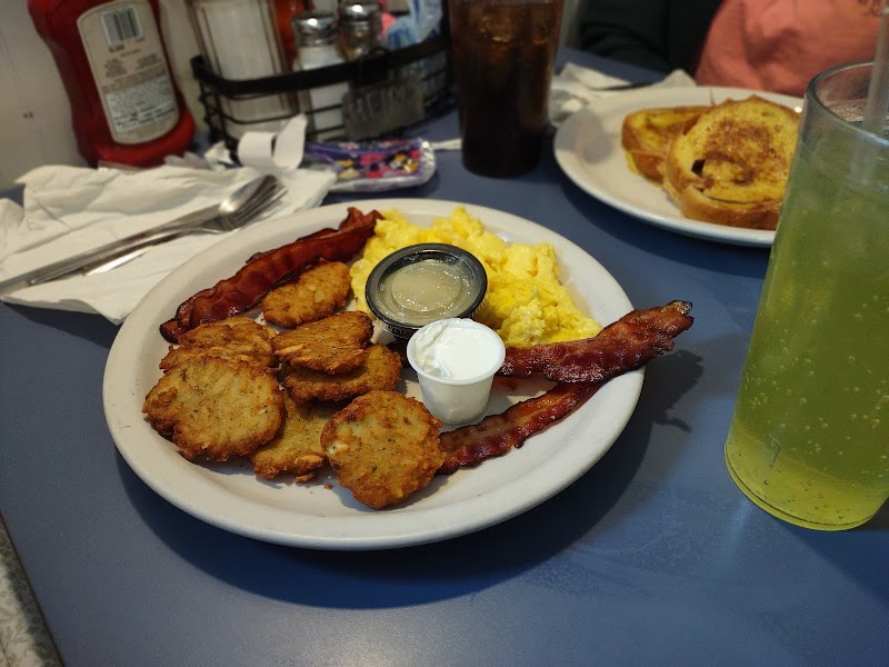 Tony's Family Restaurant Cleveland atmosphere