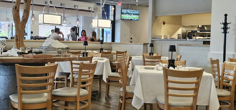 Leo's Italian Social Cleveland atmosphere