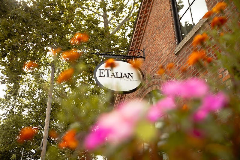 ETalian Cleveland atmosphere