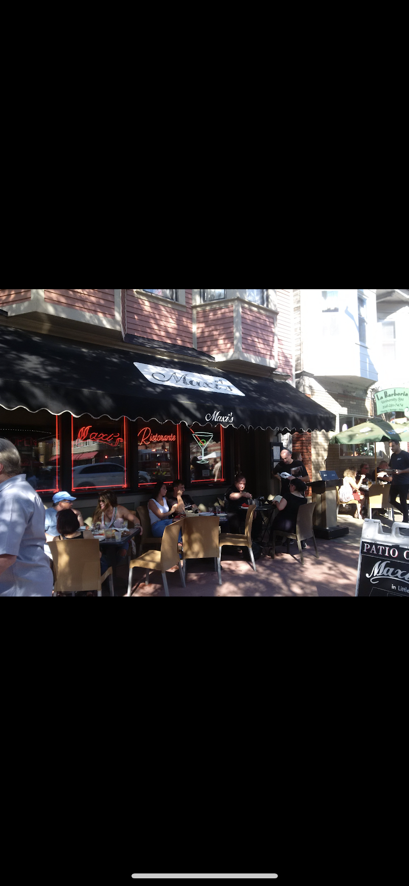 Maxi's Bistro Cleveland atmosphere