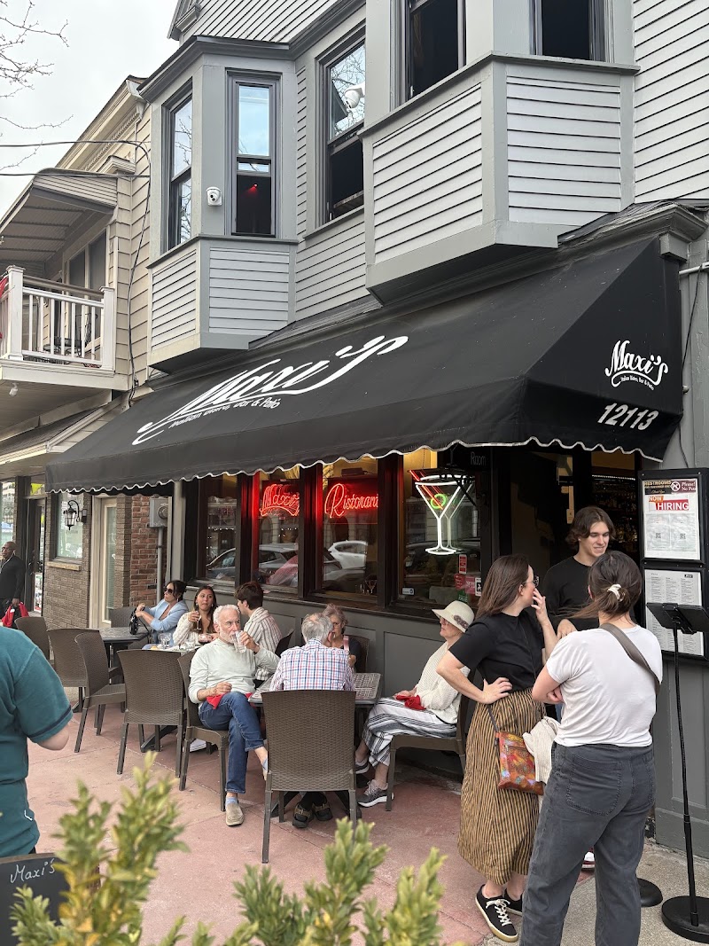 Maxi's Bistro Cleveland atmosphere