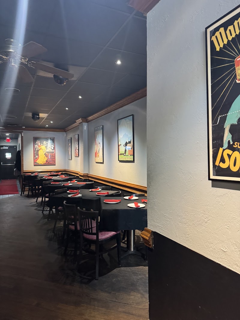 Maxi's Bistro Cleveland atmosphere