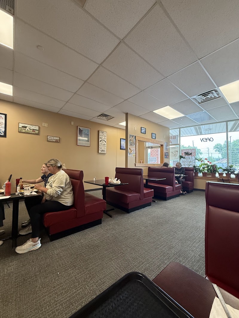 John and Loreta Family Restaurant Cleveland atmosphere