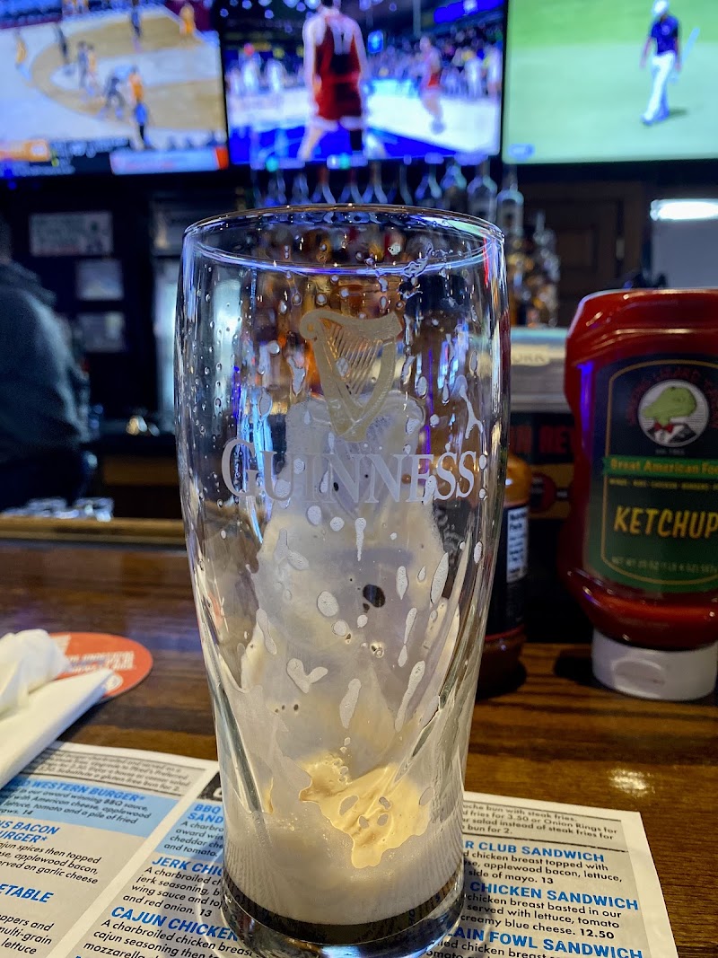 Winking Lizard Mentor Cleveland atmosphere