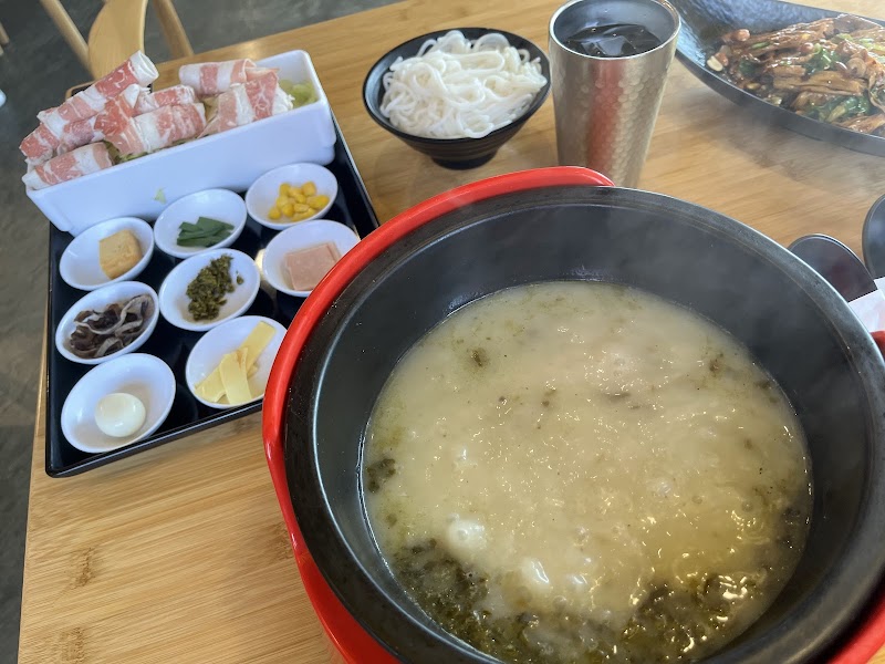 YYTime(formerly known as Dagu Rice Noodle) Cleveland atmosphere