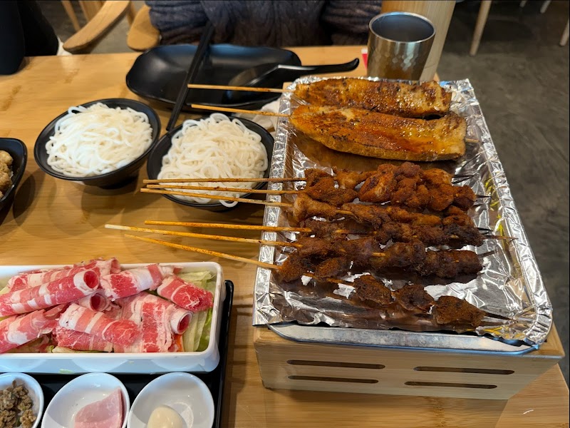 YYTime(formerly known as Dagu Rice Noodle) Cleveland atmosphere