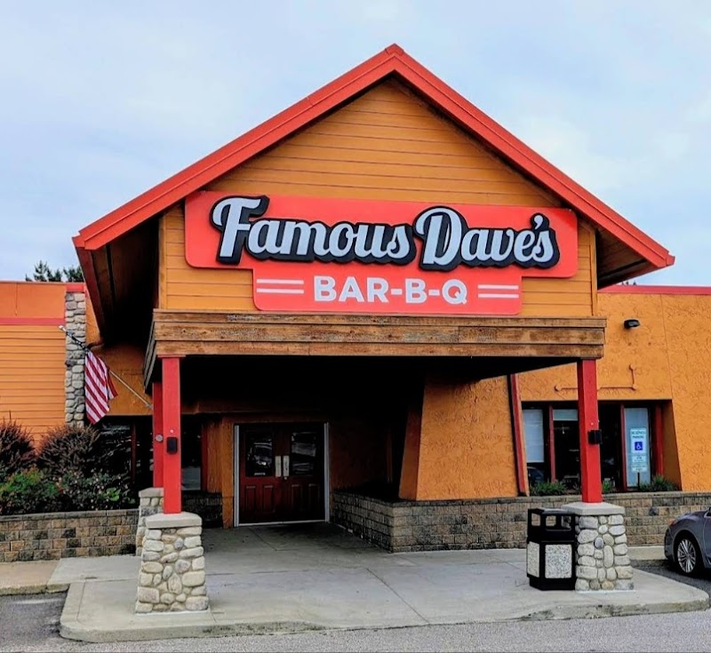 Famous Dave's Bar-B-Que Cleveland atmosphere