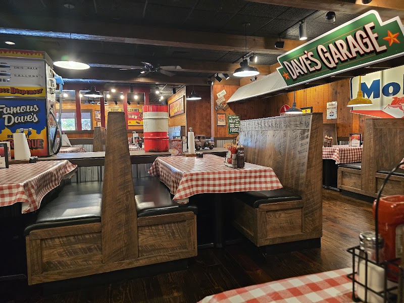 Famous Dave's Bar-B-Que Cleveland atmosphere