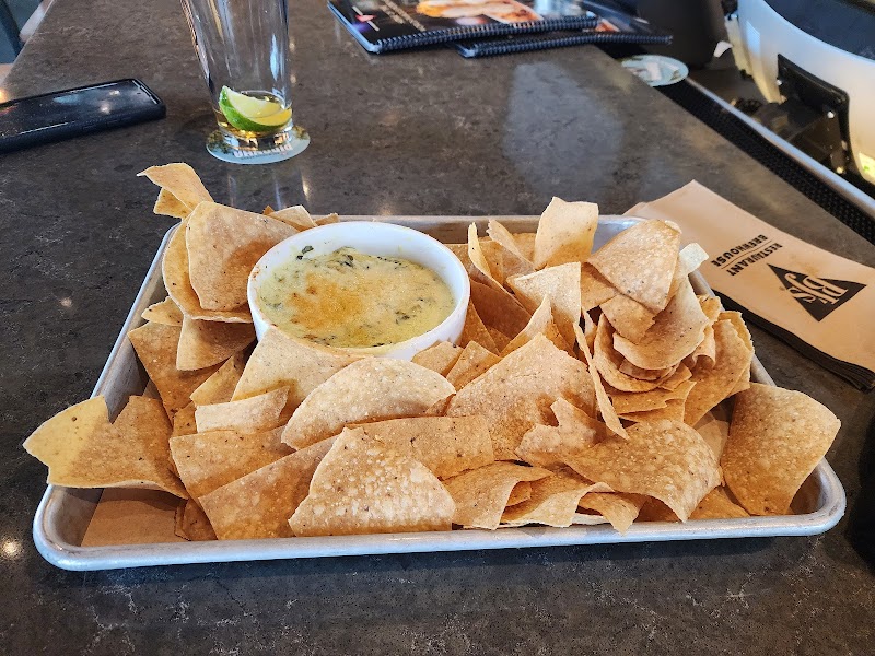 BJ's Restaurant & Brewhouse Cleveland atmosphere