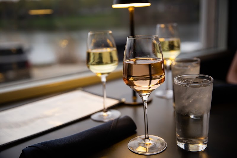 The Lake House Kitchen + Bar Cleveland atmosphere