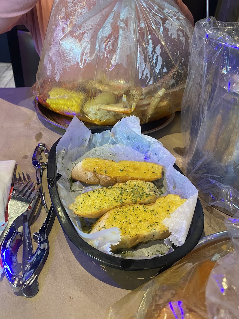 Red Crab - Juicy Seafood Cleveland atmosphere