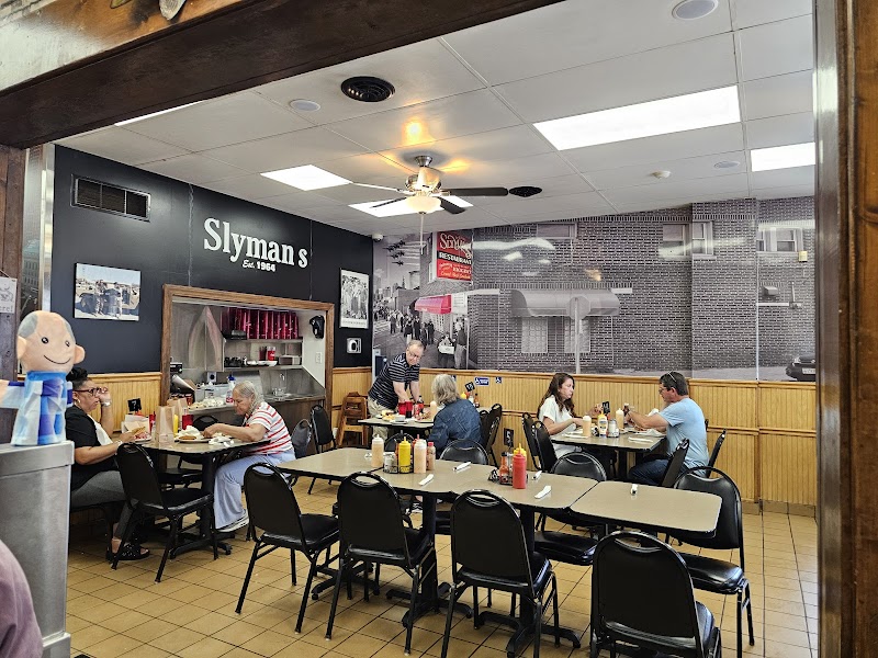 Slyman's Restaurant and Deli Cleveland atmosphere