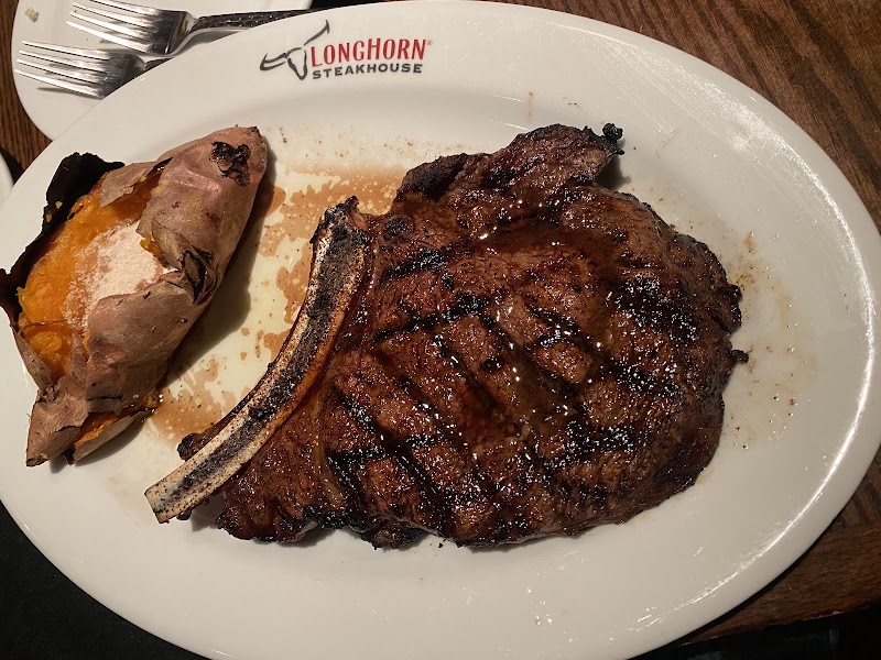 LongHorn Steakhouse Cleveland atmosphere