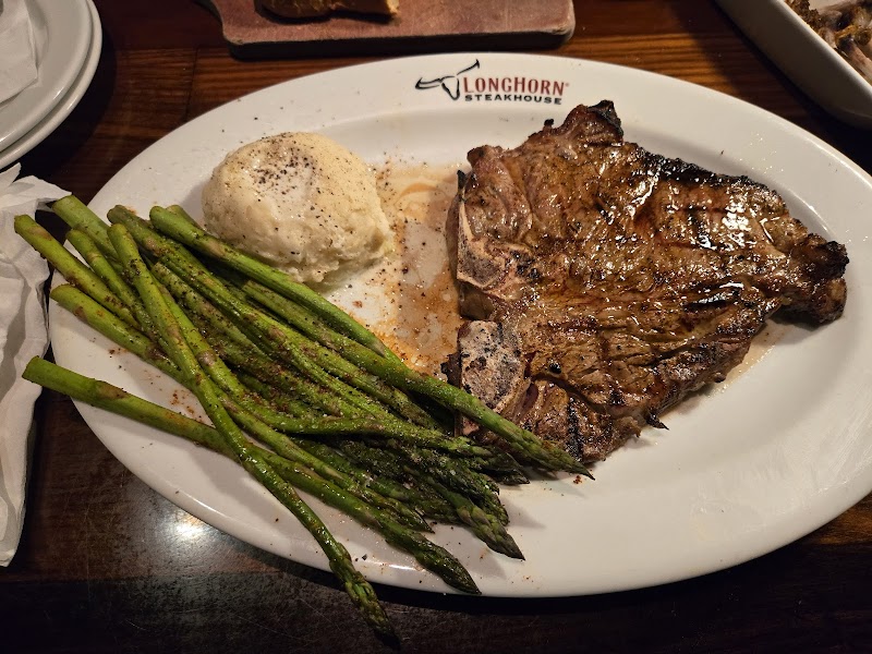 LongHorn Steakhouse Cleveland atmosphere