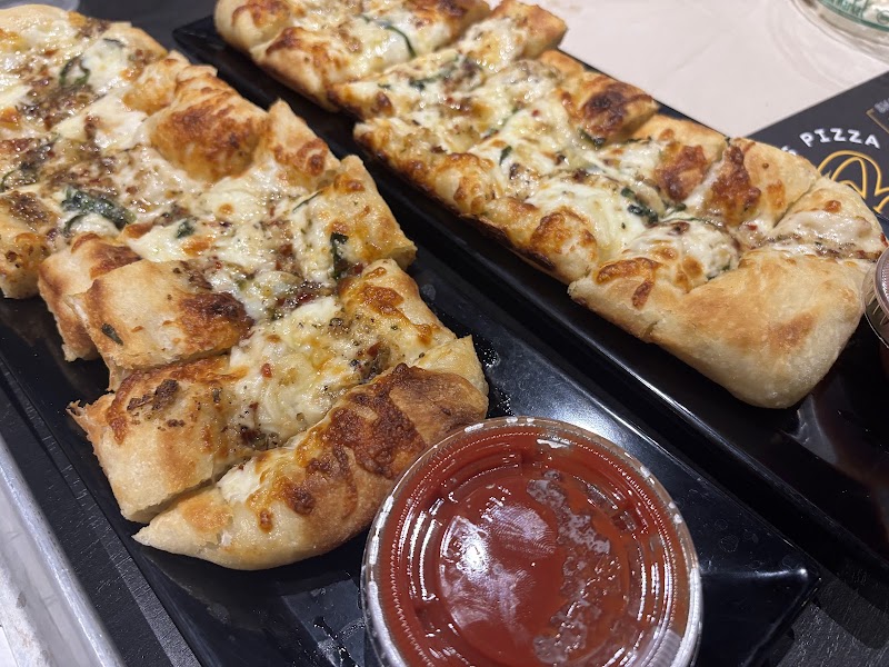 Boom's Pizza Van Aken Cleveland atmosphere