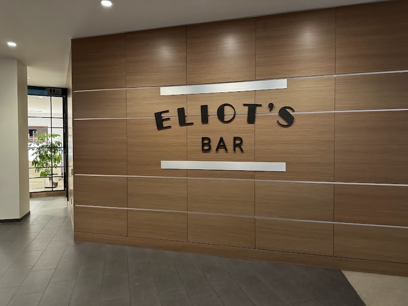 Eliot's Bar Cleveland atmosphere