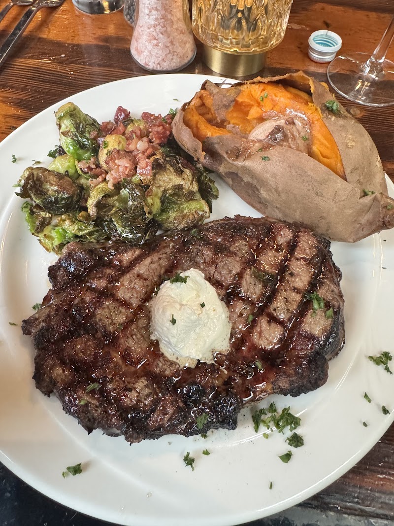 Gunselmans Steakhouse & Bar Cleveland atmosphere