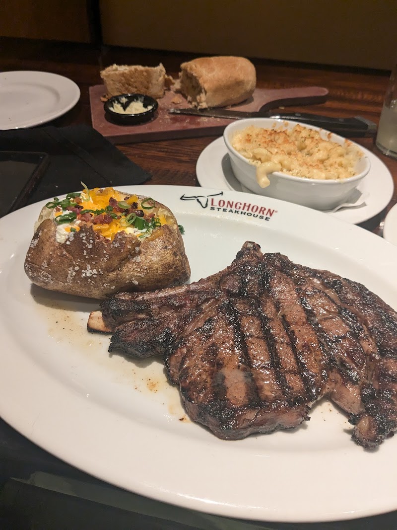 LongHorn Steakhouse Cleveland atmosphere