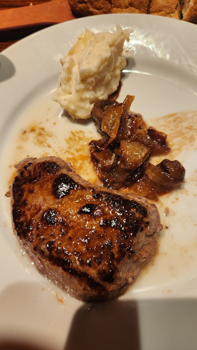 LongHorn Steakhouse Cleveland atmosphere