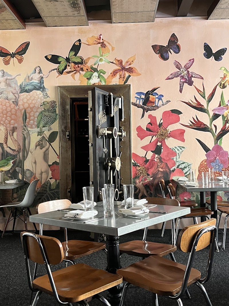 Luxe Kitchen & Lounge Cleveland atmosphere