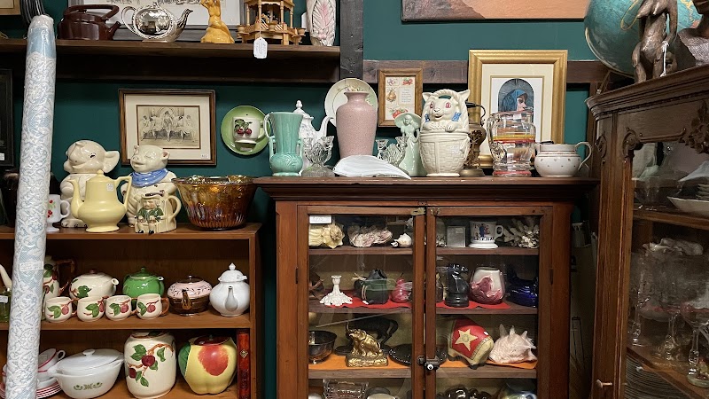 Lakewood Antique Mall Cleveland atmosphere
