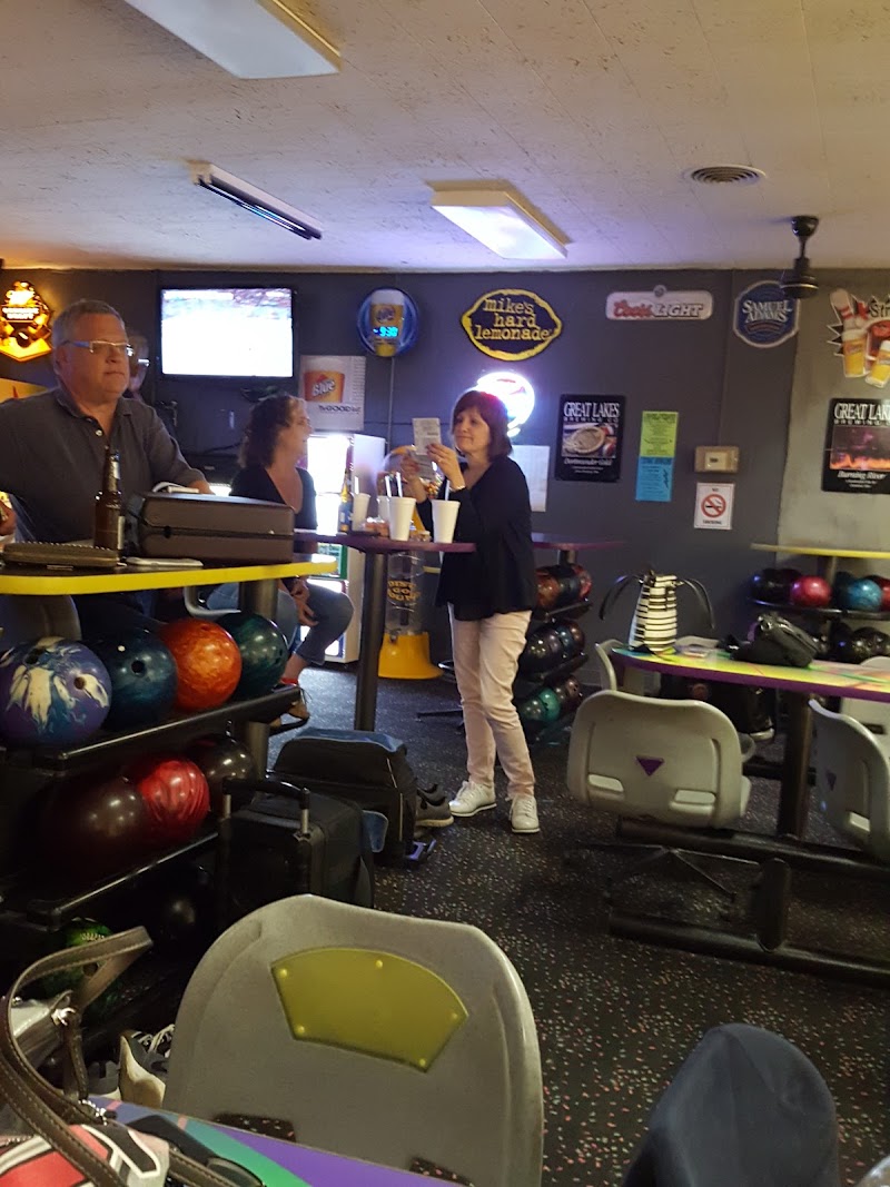 Seven Hills Lanes Cleveland atmosphere