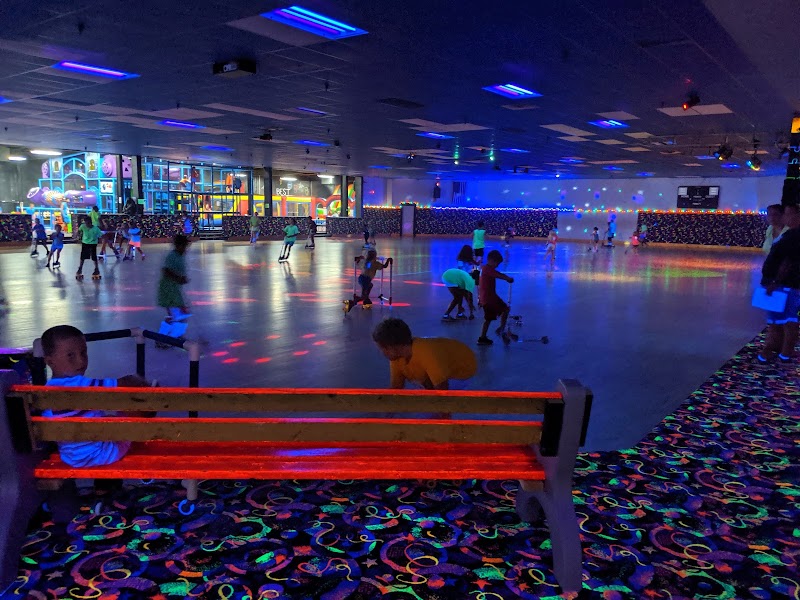 Ghostly Manor Thrill Center Cleveland atmosphere