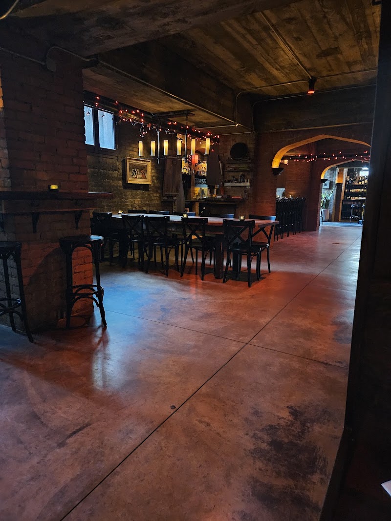La Cave Du Vin Cleveland atmosphere