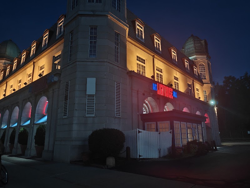 Don's Lighthouse Grille Cleveland atmosphere