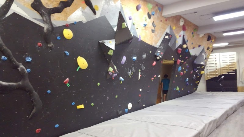 Nosotros Climbing + Weights Cleveland atmosphere