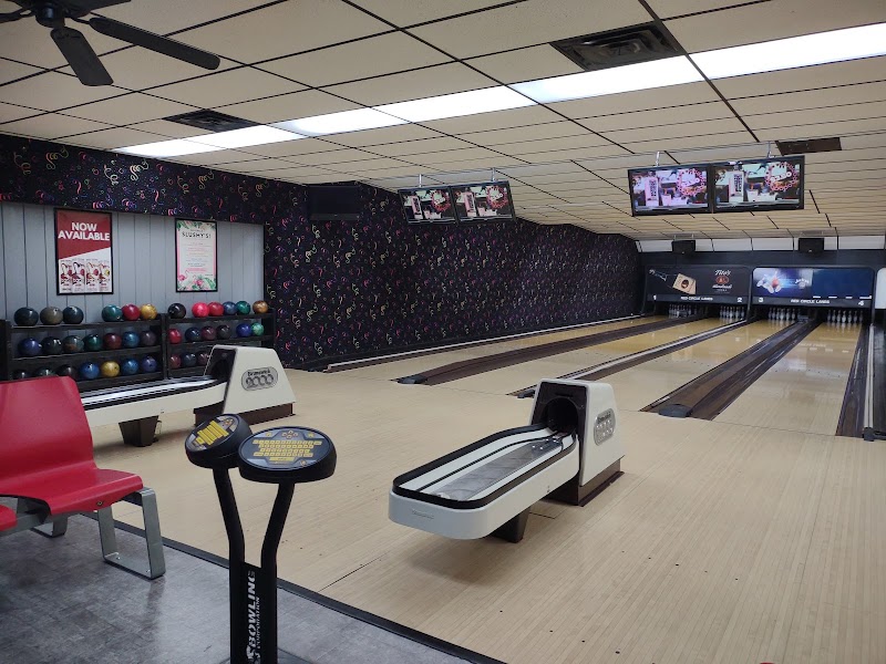 Red Circle Bar & Lanes Cleveland atmosphere
