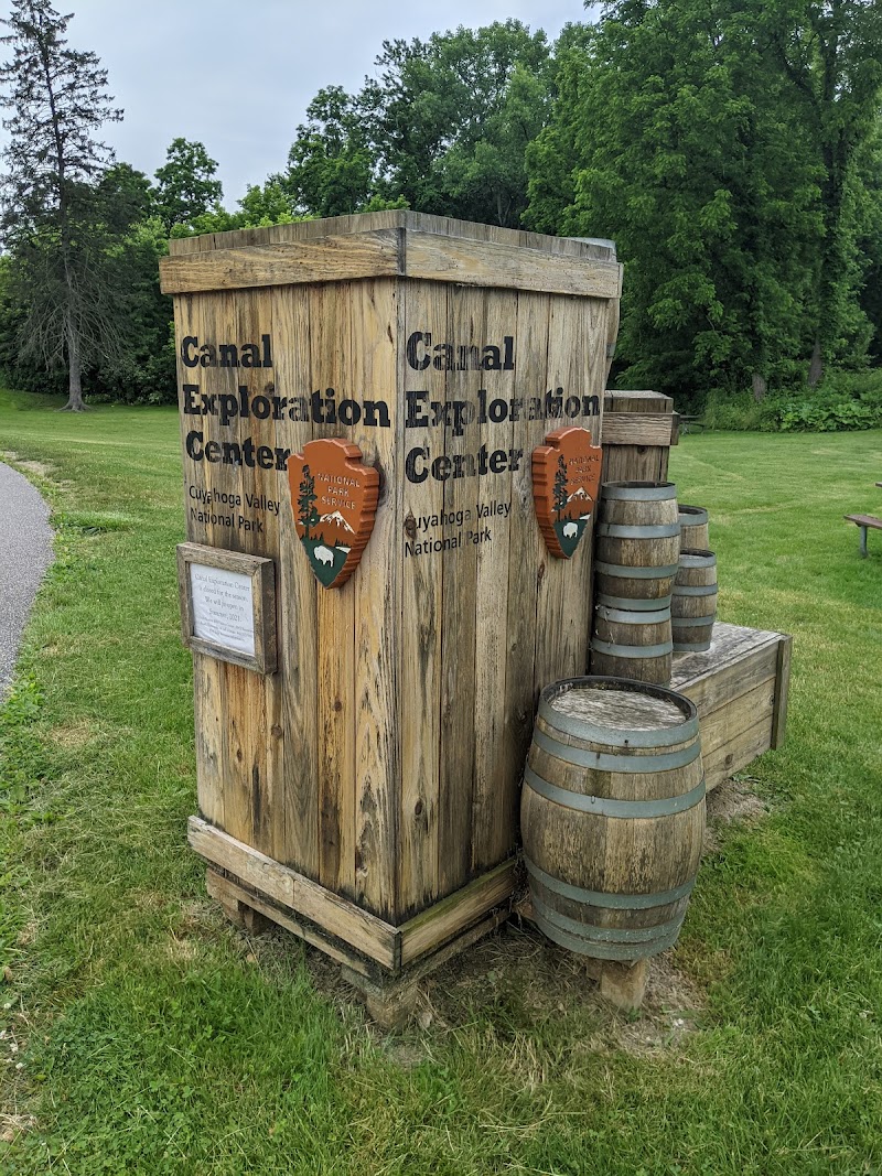 Ohio & Erie Canal Towpath Trailhead Cleveland atmosphere