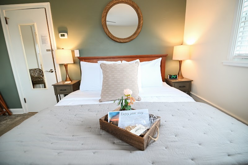 The Lakehouse Inn Cleveland interior
