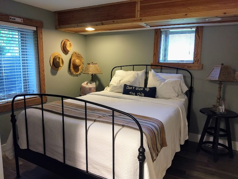 Getaway Inn at Cooper's Woods Cleveland interior