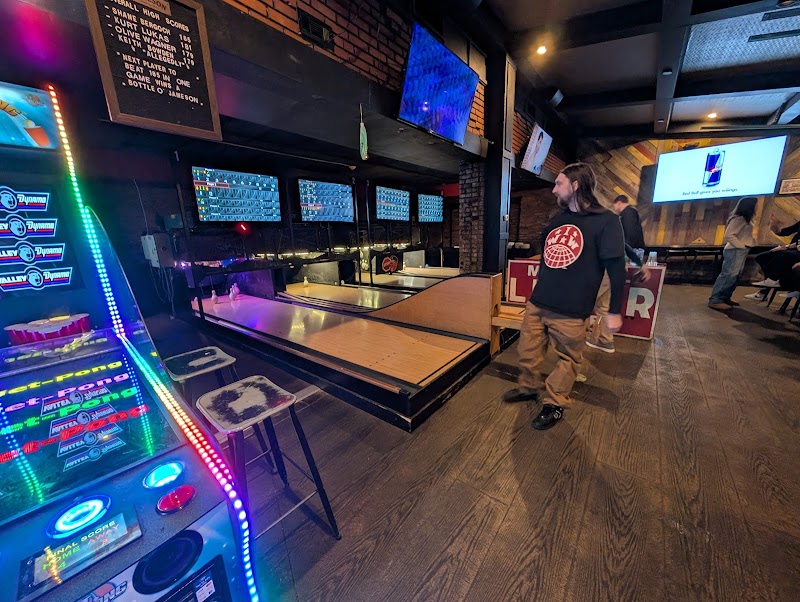 HI and DRY Bowling & Beer Cleveland atmosphere