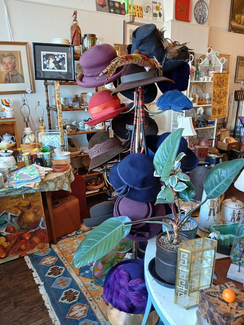 Mix Vintage + Estate Goods Cleveland atmosphere