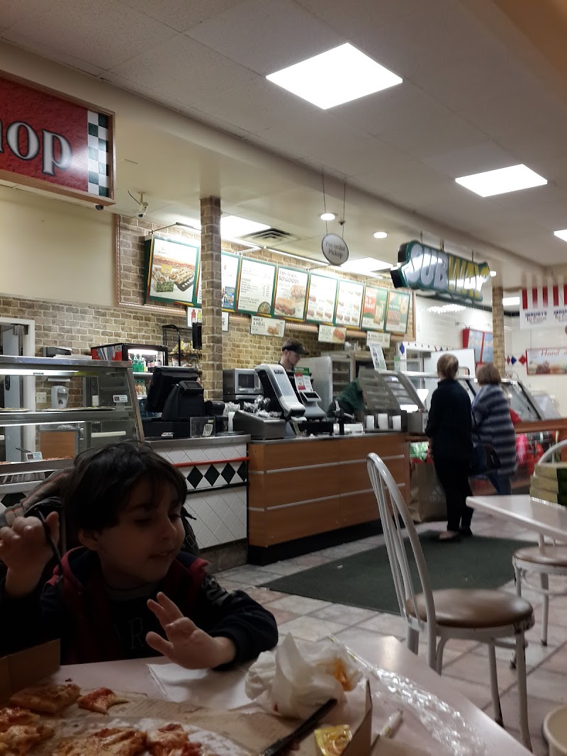 Aurora Farms Premium Outlets Cleveland atmosphere