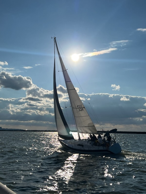 Verktadue Cleveland Sailboat Charter Cruise Cleveland interior