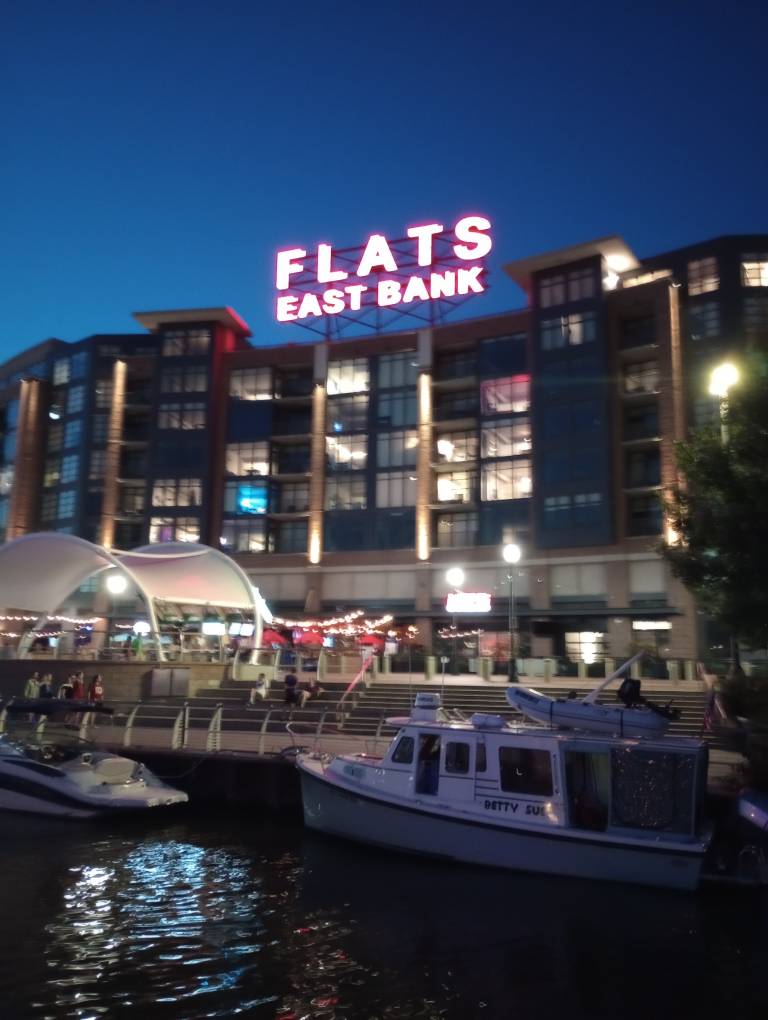 Verktadue Cleveland Sailboat Charter Cruise Cleveland atmosphere