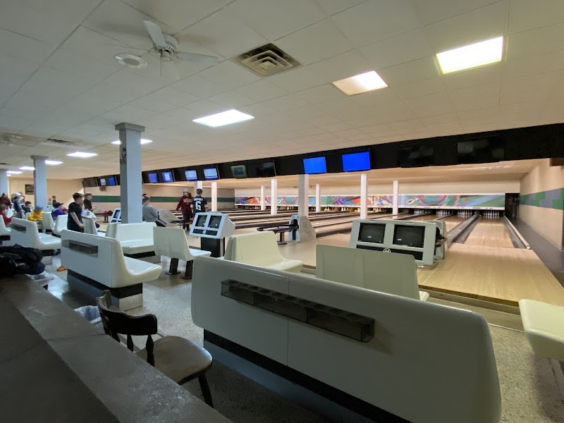 Madison square lanes Cleveland atmosphere