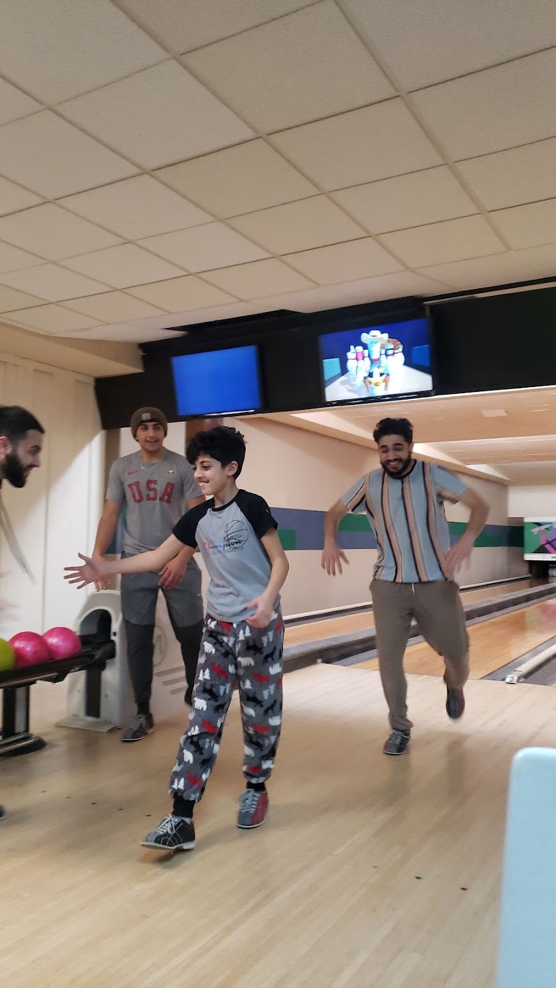 Madison square lanes Cleveland atmosphere