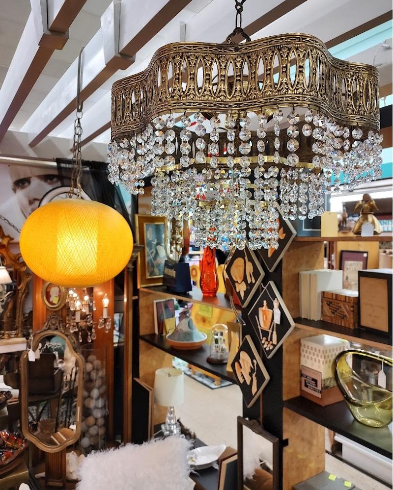 Antiques & Uniques Cleveland atmosphere