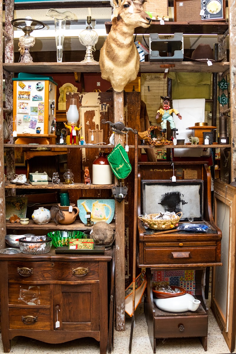 Antiques & Uniques Cleveland atmosphere