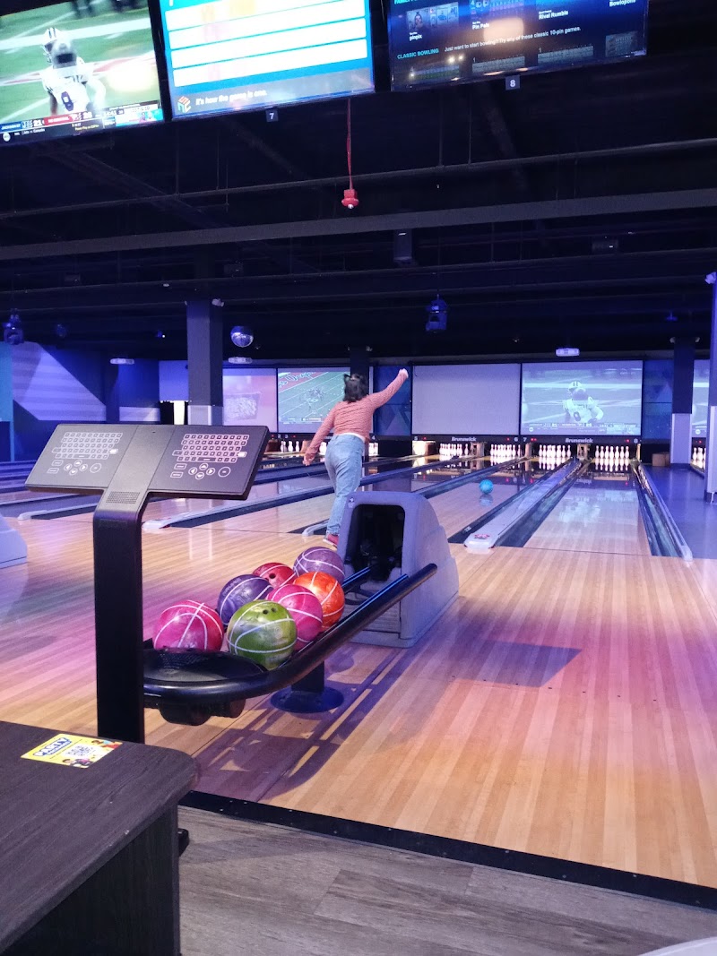 Round1 Bowling & Arcade Great Lakes Mall Cleveland interior