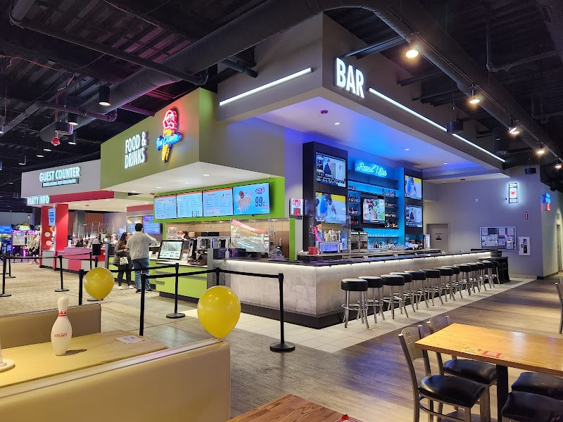 Round1 Bowling & Arcade Great Lakes Mall Cleveland atmosphere